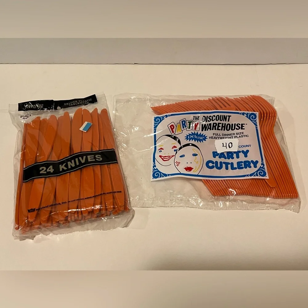 LOT OF ORANGE DELUXE PLASTIC PARTY CUTLERY.